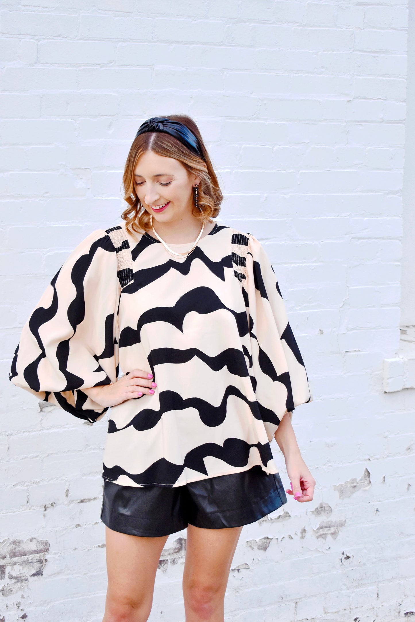 Load image into Gallery viewer, Black Wavy Balloon Sleeve Blouse
